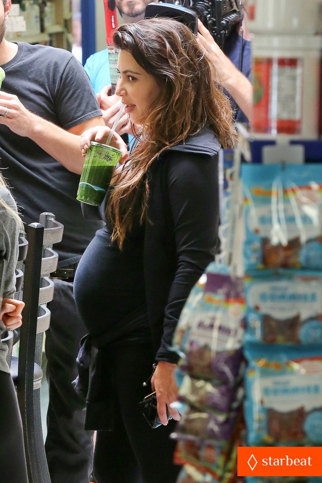 Увеличить фото pregnant-kim-kardashian-natural-glow-at-the-vitamins-barn-29_Starbeat.ru Беременная Ким Кардашьян без макияжа: съемки сериала «Семейство Кардашьян»: pregnant-kim-kardashian-natural-glow-at-the-vitamins-barn-29_Starbeat.ru