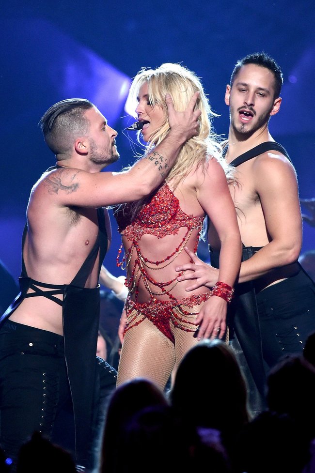 Бритни Спирс и морщины радости на «2016 Billboard Music Awards» в Лас-Вегасе: britney-spears-35_Starbeat.ru