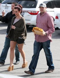 Бритни Спирс и Дэвид Люкадо купили ланч в Агура-Хиллз: britney-spears-flaunt-her-legs-in-agoura-hills--01_Starbeat.ru