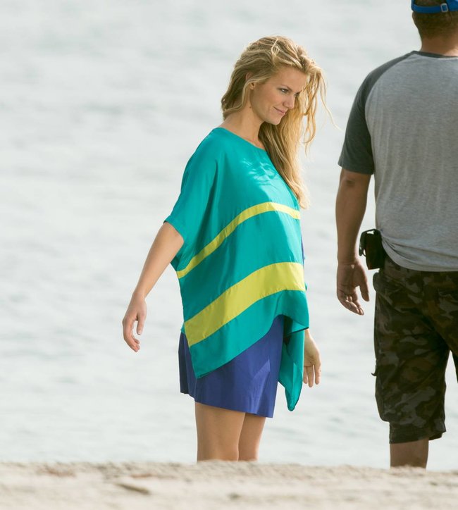 Бруклин Деккер в Майами: съемки фотосессии на пляже: brooklyn-decker-26_Starbeat.ru