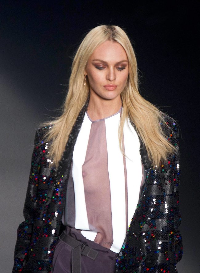 Модный показ «Forum» в Сан-Паулу с Кэндис Свейнпол: candice-swanepoel-145_Starbeat.ru