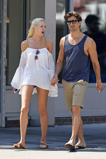 Кэндис Свейнпол на улицах Нью-Йорка: candice-swanepoel---leggy-out-in-ny--01_Starbeat.ru
