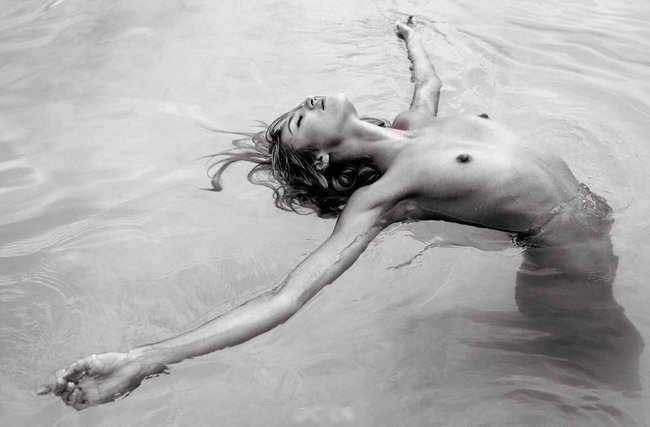 Кэндис Свейнпол направила соски к небу (Vogue Испания, июль 2016): candice-swanepoel-6_Starbeat.ru