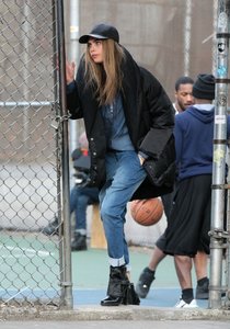 Кара Дельвинь на съемках фотосессии в Гринвич-Виллидж: cara-delevingne---photoshoot-candids-in-greenwich-village--01_Starbeat.ru
