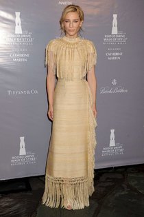 Кейт Бланшетт в Лос-Анджелесе на Родео-Драйв: вечеринка «Walk of Style»: cate-blanchett-rodeo-drive-walk-of-style-2014--01_Starbeat.ru