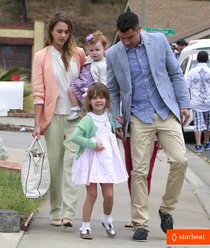 Увеличить фото jessica-alba-cash-warren-pastels-on-easter-sunday-01_Starbeat.ru Джессика Альба отметила Пасху всей семьей: jessica-alba-cash-warren-pastels-on-easter-sunday-01_Starbeat.ru