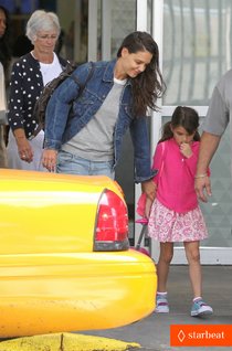 Кэти Холмс и ее дочка Сури Круз в аэропорту Нью-Йорка: katie-holmes-jfk-arrival-before-july-4th-weekend-01_Starbeat.ru