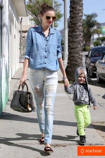 Звёздные дети: Миранда Керр с сыном Флинном Блумом: miranda-kerr-flynn-romp-around-at-kids-gym-01_Starbeat.ru