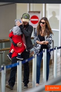 Миранда Керр и Орландо Блум с сыном в аэропорту: miranda-kerr-orlando-bloom-easter-landing-with-flynn-01_Starbeat.ru