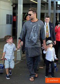 Рики Мартин рассказал о своих близнецах на шоу Эллен Дедженерес: ricky-martin-talks-trilingual-children-on-ellen-watch-now-01_Starbeat.ru