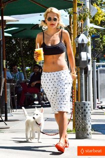 Рита Ора на прогулке со своей сестрой и новым питомцем: rita-ora-flaunts-abs-hangs-with-older-sister-elena-01_Starbeat.ru