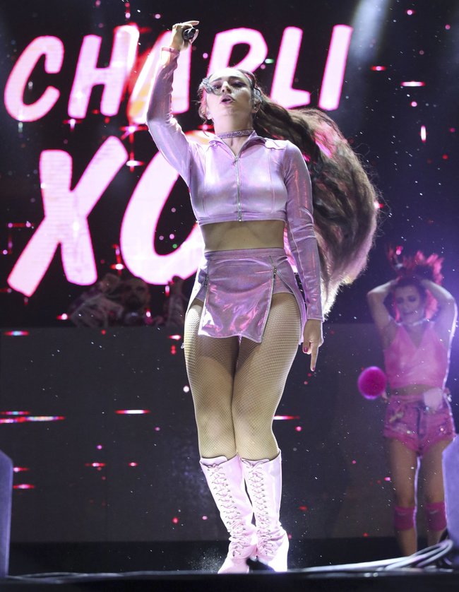 Чарли ХСХ и совсем не интересные фото снизу (музыкальный фестиваль «LA Pride»): charli-xcx-11_Starbeat.ru