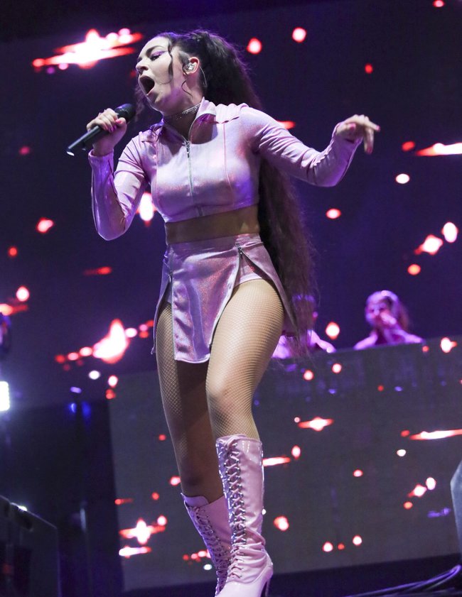 Чарли ХСХ и совсем не интересные фото снизу (музыкальный фестиваль «LA Pride»): charli-xcx-12_Starbeat.ru
