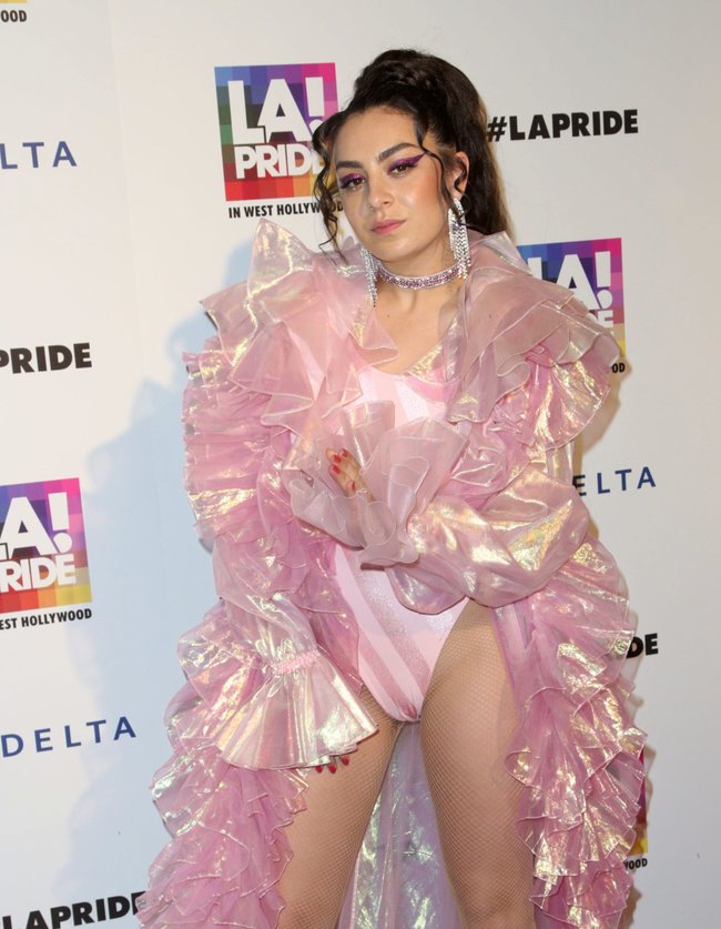 Чарли ХСХ и совсем не интересные фото снизу (музыкальный фестиваль «LA Pride»): charli-xcx-1_Starbeat.ru