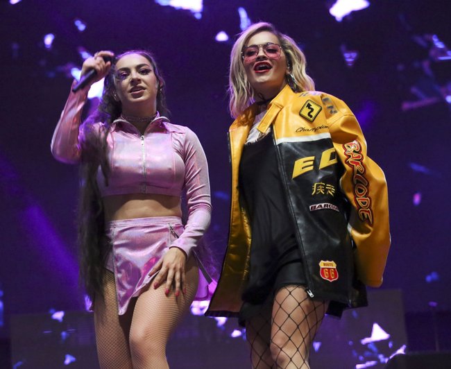 Чарли ХСХ и совсем не интересные фото снизу (музыкальный фестиваль «LA Pride»): charli-xcx-20_Starbeat.ru