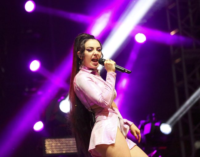 Чарли ХСХ и совсем не интересные фото снизу (музыкальный фестиваль «LA Pride»): charli-xcx-21_Starbeat.ru