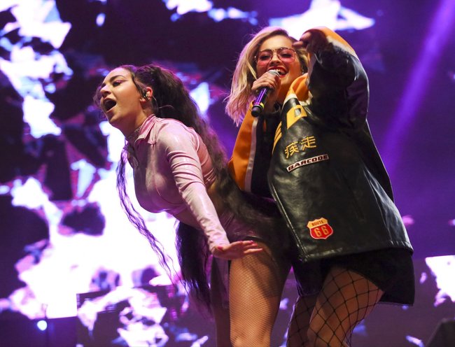 Чарли ХСХ и совсем не интересные фото снизу (музыкальный фестиваль «LA Pride»): charli-xcx-22_Starbeat.ru