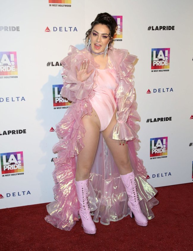 Чарли ХСХ и совсем не интересные фото снизу (музыкальный фестиваль «LA Pride»): charli-xcx-2_Starbeat.ru