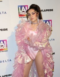 Увеличить фото charli-xcx-1_Starbeat.ru Чарли ХСХ и совсем не интересные фото снизу (музыкальный фестиваль «LA Pride»): charli-xcx-1_Starbeat.ru