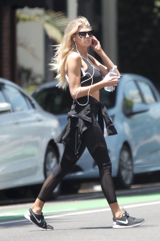 Шарлотт Мак-Кинни потряхивает бубсами в Лос-Анджелесе: charlotte-mckinney-8-2_Starbeat.ru