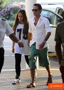 Марк Энтони и его девушка Хлоя Грин колесят по Европе: marc-anthony-chloe-green-cuddle-in-venice-01_Starbeat.ru