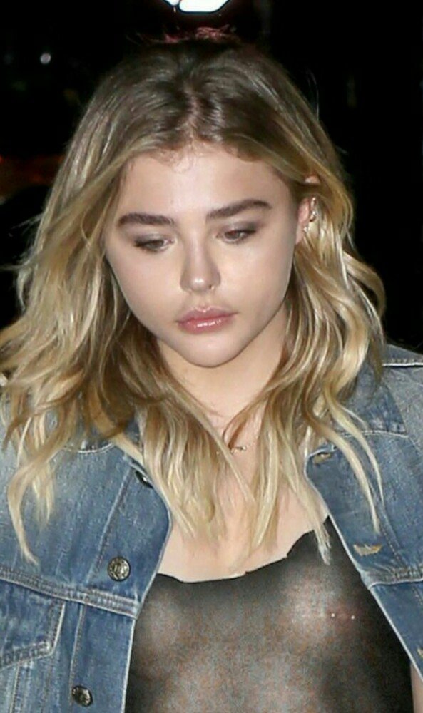 Хлоя Морец бродит в поисках утерянного лифчика по кварталам Нью-Йорка: chloe-grace-moretz-15-1_Starbeat.ru