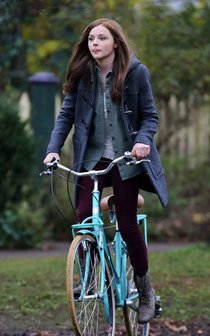 Увеличить фото chloe-moretz-riding-a-bike-on-the-set-of-if-i-stay--01_Starbeat.ru Съемки фильма «Если я останусь» в Ванкувере: Хлоя Морец: chloe-moretz-riding-a-bike-on-the-set-of-if-i-stay--01_Starbeat.ru