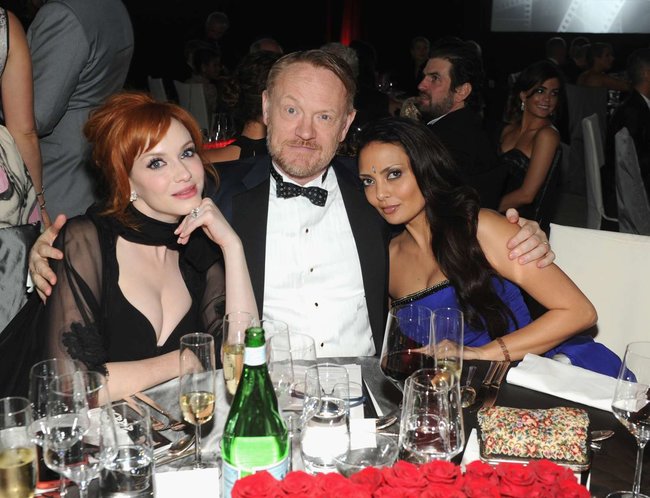 Кристина Хендрикс: благотворительный вечер «Elton John AIDS Foundation»: christina-hendricks-2013-elton-john-aids-foundation-academy-awards-party--03_Starbeat.ru