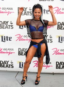 Увеличить фото christina-milian-1-1_Starbeat.ru Кристина Милиан машет руками — хочет что-то сказать на какой-то тусе в Лас-Вегасе (GO Pool at the Flamingo): christina-milian-1-1_Starbeat.ru