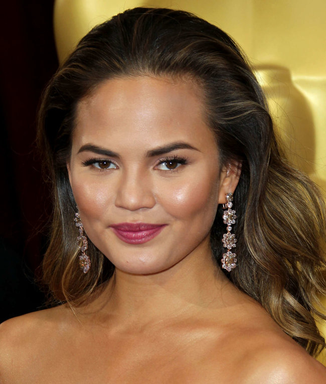 Кристин Тейген с мужем на главной кинопремии года: «Оскар 2014»: oscar-2014-christine-teigen--02_Starbeat.ru