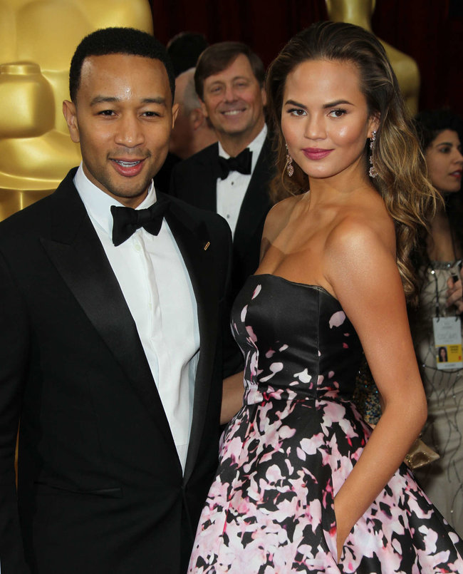 Кристин Тейген с мужем на главной кинопремии года: «Оскар 2014»: oscar-2014-christine-teigen--03_Starbeat.ru