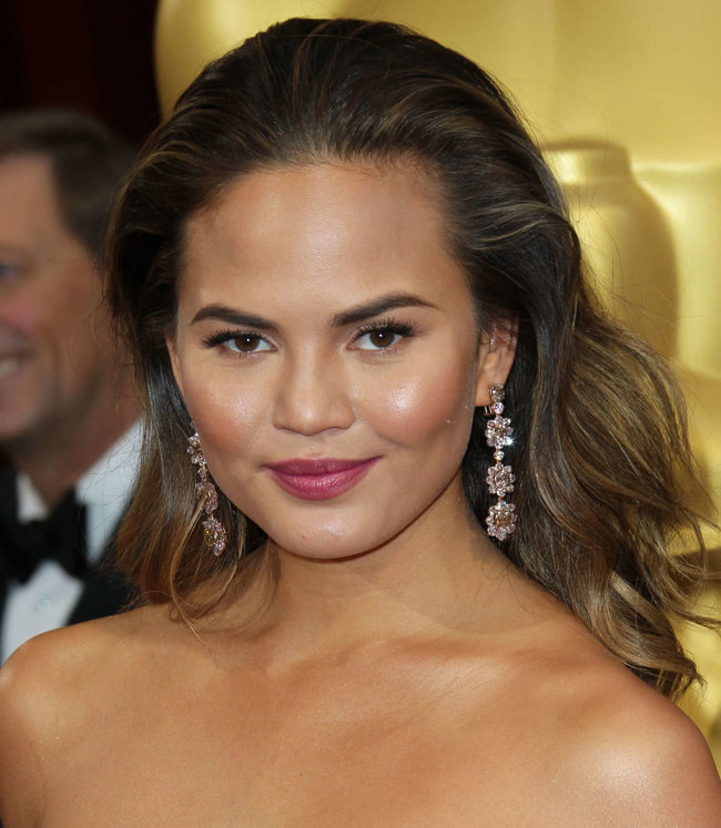Кристин Тейген с мужем на главной кинопремии года: «Оскар 2014»: oscar-2014-christine-teigen--04_Starbeat.ru