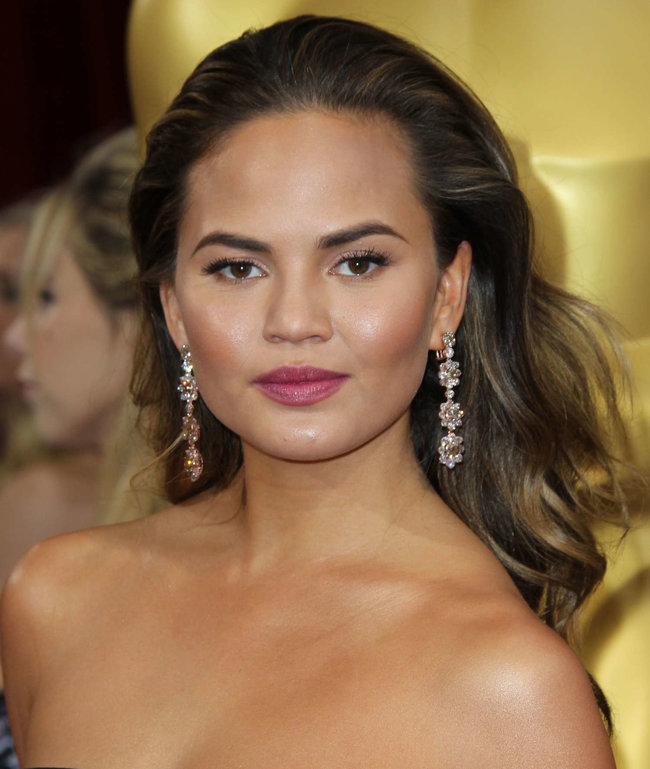Кристин Тейген с мужем на главной кинопремии года: «Оскар 2014»: oscar-2014-christine-teigen--05_Starbeat.ru
