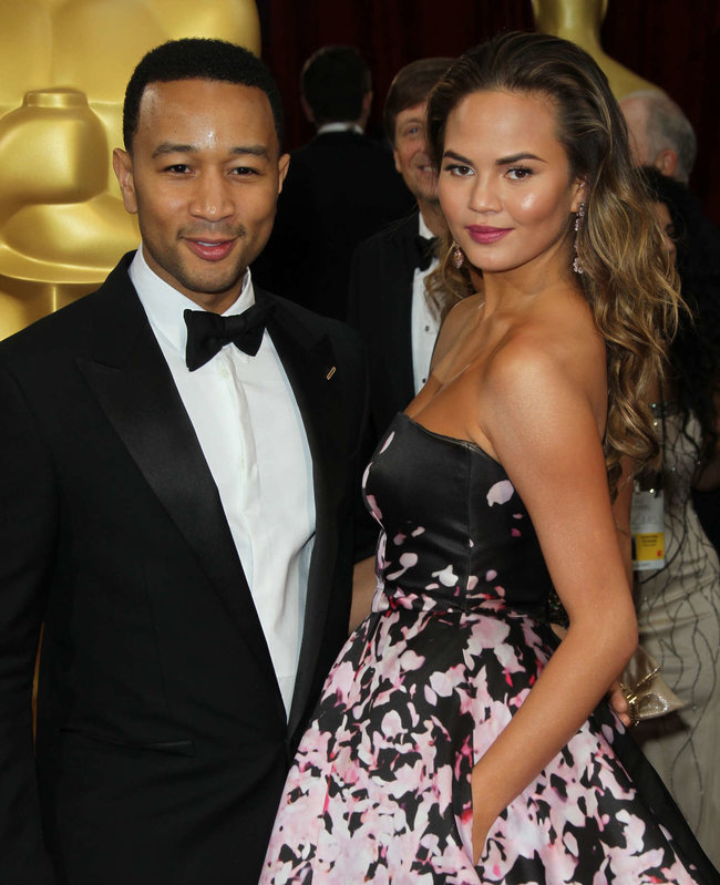 Кристин Тейген с мужем на главной кинопремии года: «Оскар 2014»: oscar-2014-christine-teigen--10_Starbeat.ru