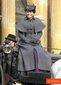 Съемки фильма «Рождественская свеча»: Саманта Баркс: samantha-barks-christmas-candle-set-with-susan-boyle-15_Starbeat.ru
