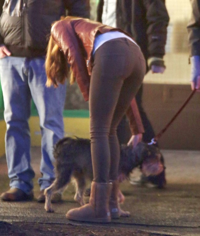 Дакота Джонсон: съемки фильма «Пятьдесят оттенков серого»: dakota-johnson-fifty-shades-of-grey-set-photos--02_Starbeat.ru
