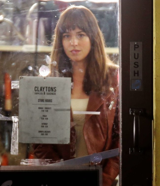 Дакота Джонсон: съемки фильма «Пятьдесят оттенков серого»: dakota-johnson-fifty-shades-of-grey-set-photos--04_Starbeat.ru