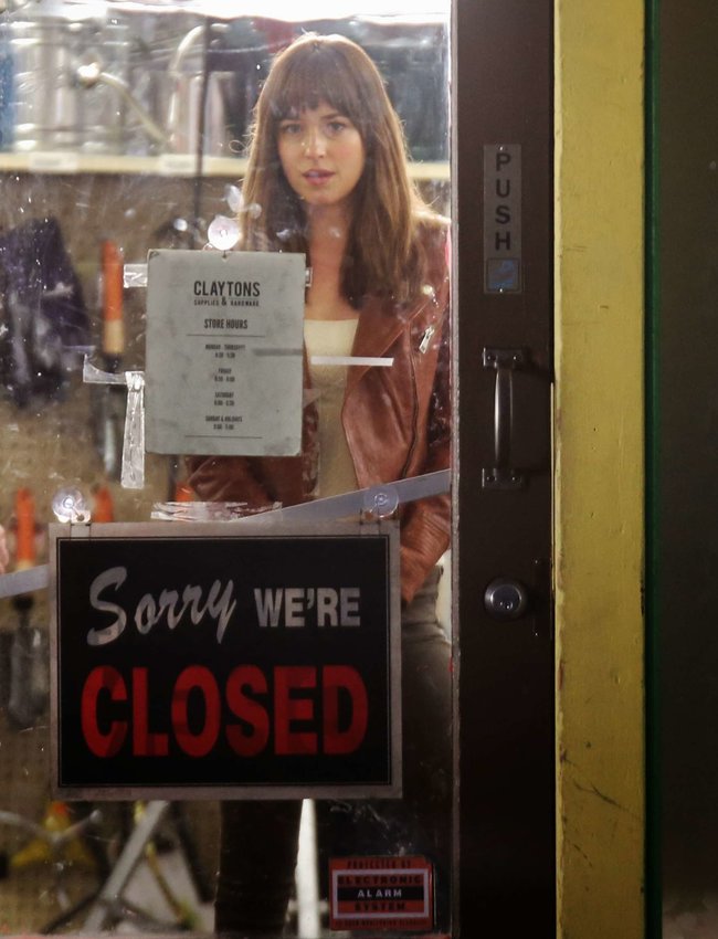 Дакота Джонсон: съемки фильма «Пятьдесят оттенков серого»: dakota-johnson-fifty-shades-of-grey-set-photos--09_Starbeat.ru