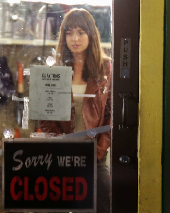 Дакота Джонсон: съемки фильма «Пятьдесят оттенков серого»: dakota-johnson-fifty-shades-of-grey-set-photos--13_Starbeat.ru