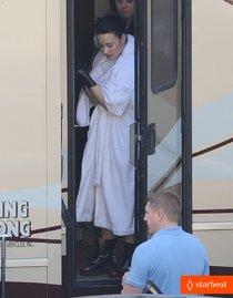 Увеличить фото demi-lovato-black-painted-hands-on-heart-attack-video-set-01_Starbeat.ru Деми Ловато снимается в новом клипе «Heart Attack»: demi-lovato-black-painted-hands-on-heart-attack-video-set-01_Starbeat.ru