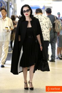 Элегантная Дита фон Тиз в аэропорту: имидж — всё!: dita-von-teese-wears-cape-for-flight-to-buenos-aires-01_Starbeat.ru