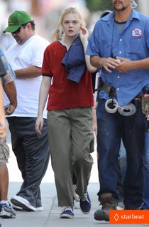 Эль Фаннинг и Питер Динклэйдж на съемках фильма «Low Down»: elle-fanning-low-down-set-with-peter-dinklage-01_Starbeat.ru