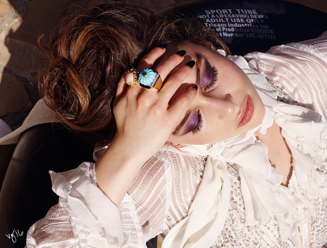 Эмилия Кларк хватается за голову от усталости в фотосессии для магазина Violet Grey: emilia-clarke-8_Starbeat.ru