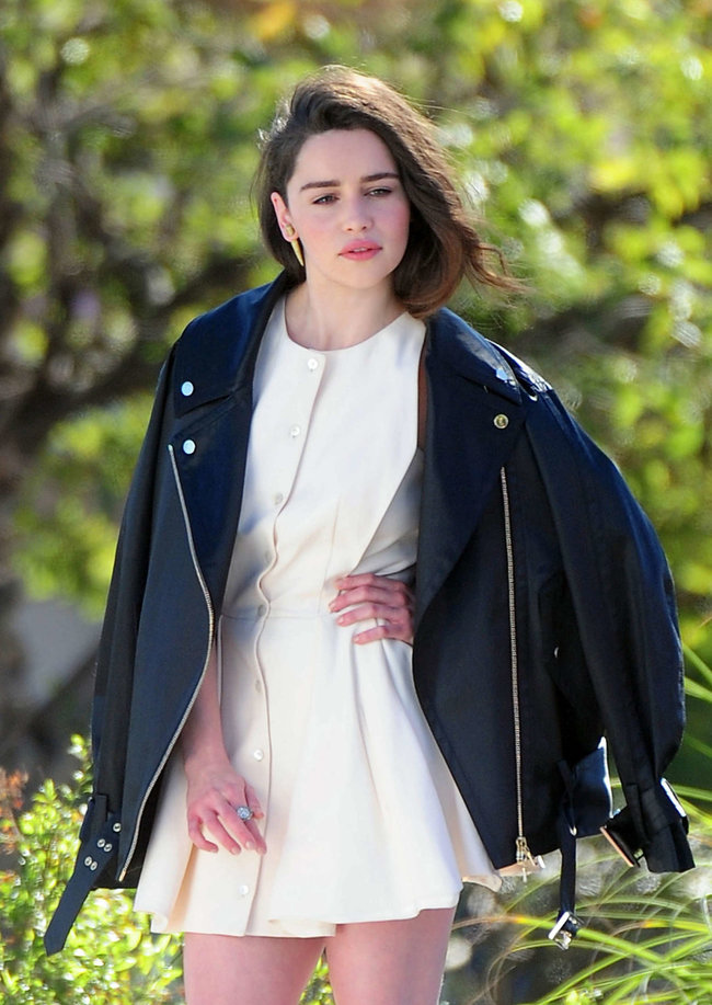 Эмилия Кларк на съемках фотосессии в Лос-Анджелесе: emilia-clarke-leggy-at-photoshoot--02_Starbeat.ru