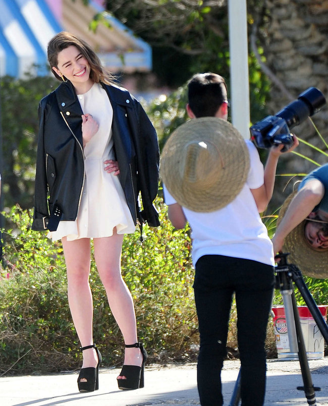 Эмилия Кларк на съемках фотосессии в Лос-Анджелесе: emilia-clarke-leggy-at-photoshoot--04_Starbeat.ru