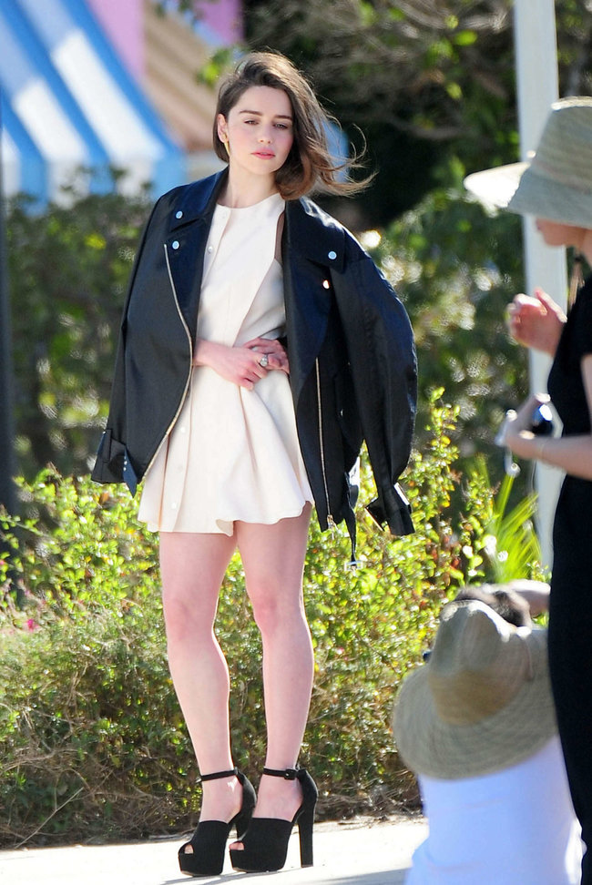 Эмилия Кларк на съемках фотосессии в Лос-Анджелесе: emilia-clarke-leggy-at-photoshoot--05_Starbeat.ru