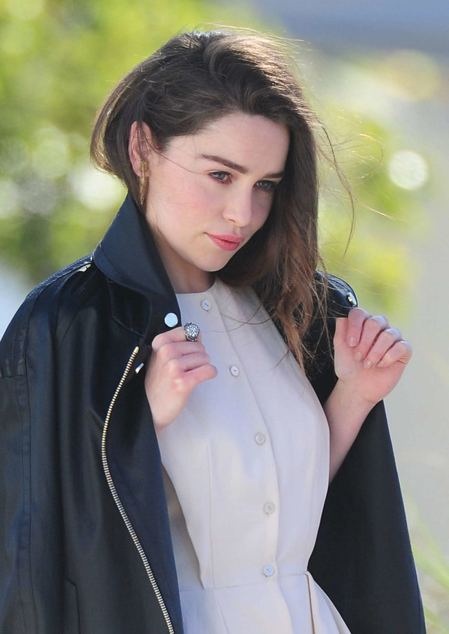 Эмилия Кларк на съемках фотосессии в Лос-Анджелесе: emilia-clarke-leggy-at-photoshoot--08_Starbeat.ru