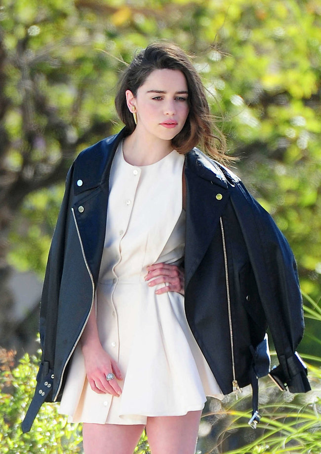 Эмилия Кларк на съемках фотосессии в Лос-Анджелесе: emilia-clarke-leggy-at-photoshoot--13_Starbeat.ru