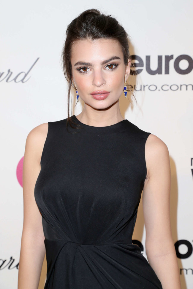 Эмили Ратажковски: «Elton John AIDS Foundation Academy Awards»: emily-ratajkowski-oscars-2014---vanity-fair-party--03_Starbeat.ru