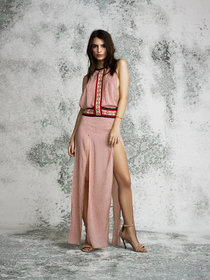 Рекламная кампания марки «Revolve» с Эмили Ратажковски: emily-ratajkowski-photoshoot-for-revolve-clothing-2014--01_Starbeat.ru
